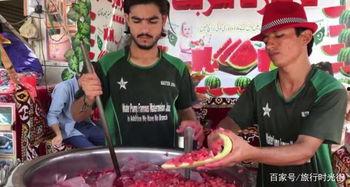 外卖小伙吃瓜,外卖小哥的夏日“清凉”瓜趣