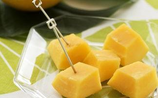 中老年人吃哈密瓜好不好,中老年人食用哈密瓜的益处与注意事项